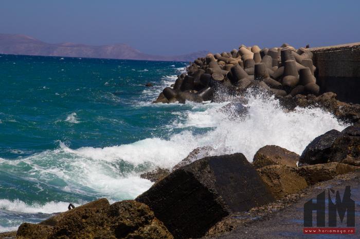 Creta, Heraklion - valuri in port.jpg
