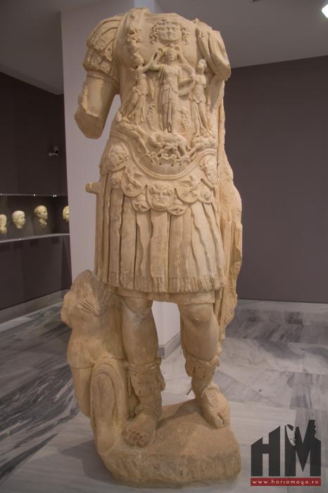 Creta, Heraklion - muzeul de arheologie - statuie imparat roman.jpg
