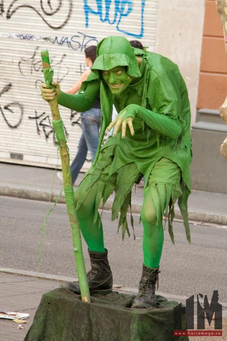 Barcelona,  statuie umana aratare verde