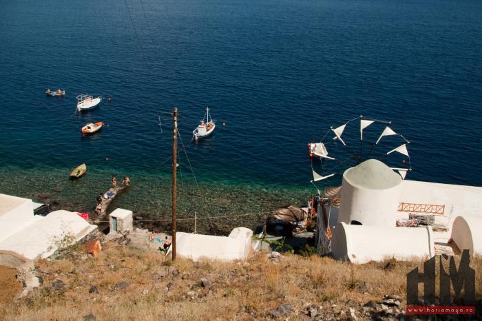 Santorini,  plaja cu mori de vant
