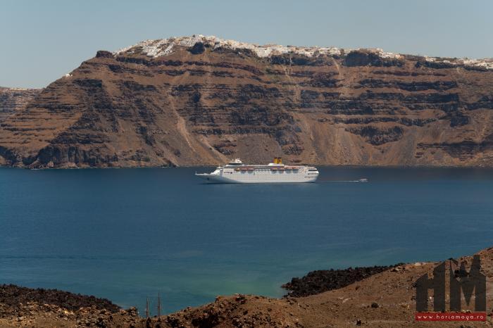 Santorini,  panorama cu Oia si un vas de croaziera
