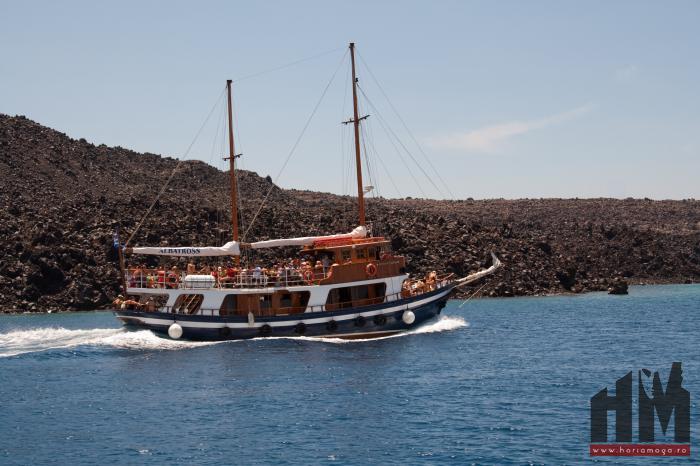 Santorini, Nea Kameni  - un vas plin de turisti