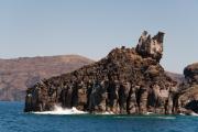 Santorini, stanca in valuri