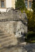 Sinaia - Castelul Peles - statuie si tun